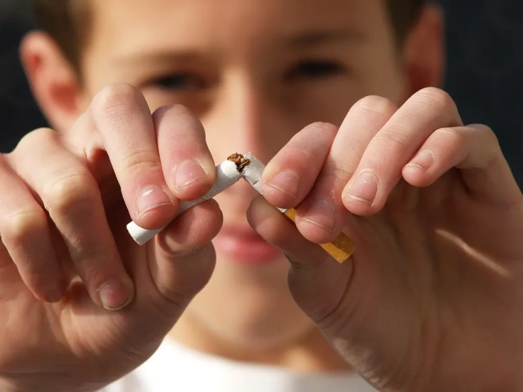 Ce jeune adolescent qui brise une cigarette pourrait nous dire : la meilleure manière pour cesser de fumer, c'est de ne jamais commencer.
