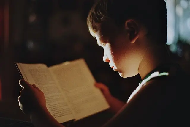 Rodolphe Leroy a commencé très jeune à lire des livres sur les sciences humaines avant de devenir hypnothérapeute en Vendée. 