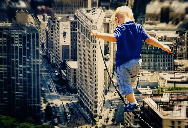 Enfant qui marche sur un fil tel un funambule.