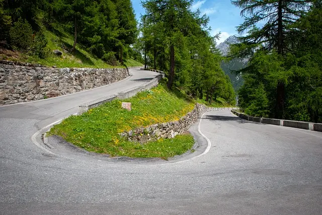 Virage en épingle. : la vie est faite de tournants qu'il faut savoir négocier.