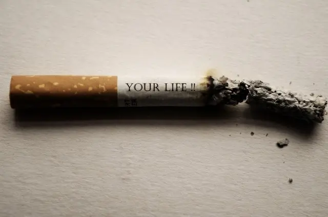 Image de l'article hypnose arret tabac qui montre une cigarette qui se consume et qui fait disparaitre l'inscription "votre vie".